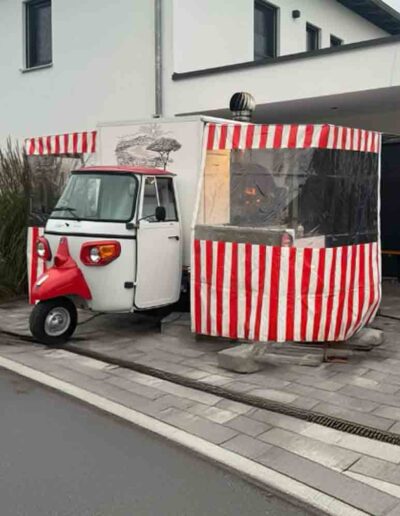 Mobiles Pizza-Catering mit Ape und Pizzaofen vor Ort