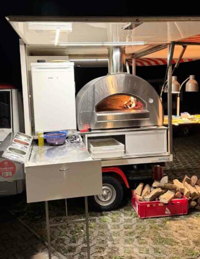 Mobiles Pizza-Catering mit Holzofen im Einsatz bei Abendveranstaltung